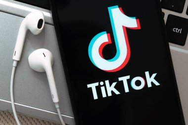 Krakow, Polonya - 16 Ekim 2020: akıllı telefon ekranında Tiktok işareti. Tiktok, paylaşım videoları için ünlü bir sosyal medya ağıdır.