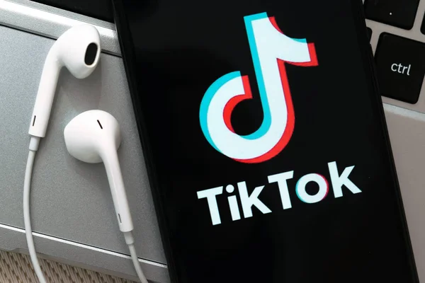 Krakkó Lengyelország Október 2020 Tiktok Jel Okostelefon Képernyőjén Tiktok Egy — Stock Fotó