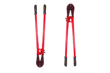 Beyaz zemin üzerindeki çelik parmaklıkları kesmek için kırmızı büyük makas.