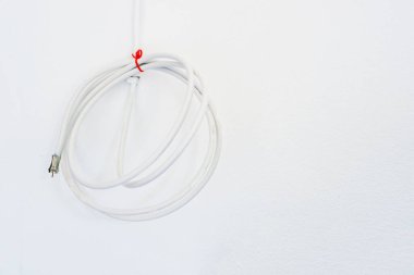 Uydu antenlerinin kablosu duvara monte edildi