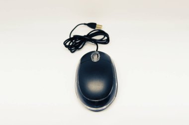 Beyaz arkaplanda USB kablosu izole edilmiş siyah lazer faresi