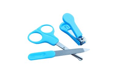 Tırnak makası ve bebek tırnak makasları beyaz arka planda izole edilmiş.