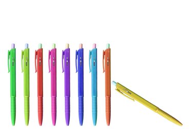 Sarı kalemli renkli tükenmez kalem beyaz arkaplanda izole edilmiş direk desteği