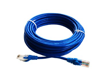 Modemi beyaz arkaplanda izole edilmiş bilgisayara bağlamak için mavi LAN kablosu