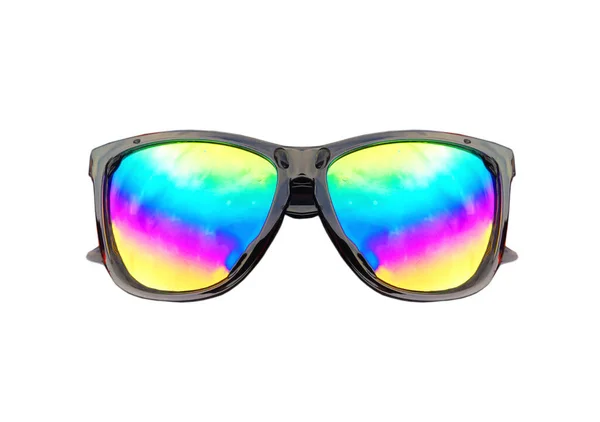 Beyaz arka planda izole edilmiş gökkuşağı mercekli siyah güneş gözlükleri..