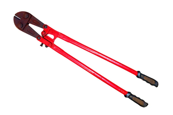 白い背景の鋼棒を切断するための赤い大きなはさみ — ストック写真