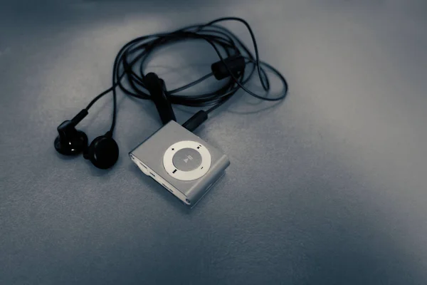 Mp3 Player Small Talk Earphone Wooden Desk Dark Tone — Stock Photo, Image