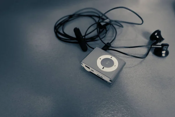 Mp3 Player Small Talk Earphone Wooden Desk Dark Tone — Stock Photo, Image