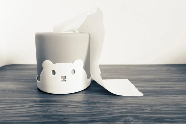 Bonito Tecido Caixa Papel Urso Boneca Mesa Madeira — Fotografia de Stock