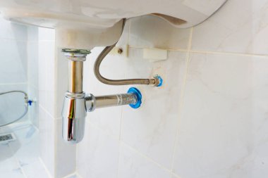 Bu, su giriş borusunun kurulumu ve tuvaletteki havza suyunu boşaltmak için lağım kurulumu.