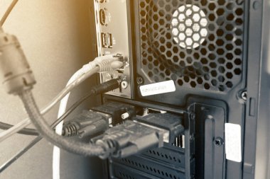 Cpu davasının arkasındaki ekipman. Ian Wire olarak sush, kablo kablosu.