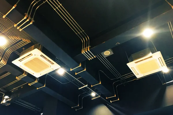 Klima sistemi ve elektrik kablosu döşeniyor. Araba galerisinin tavanına da canlı roon monte ediliyor.