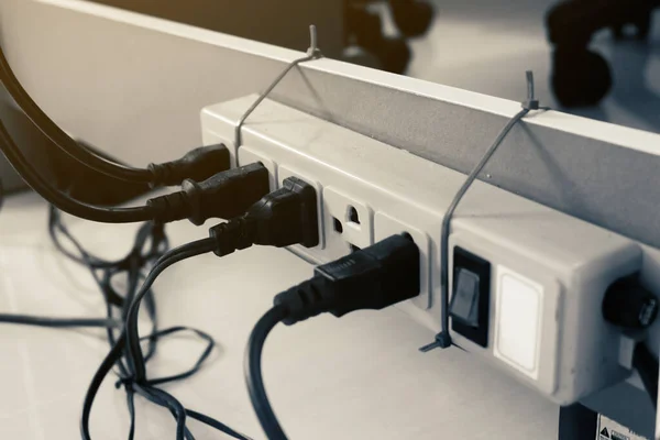 Soket prizine takılan elektrik yükünü gösteren bir sürü priz var