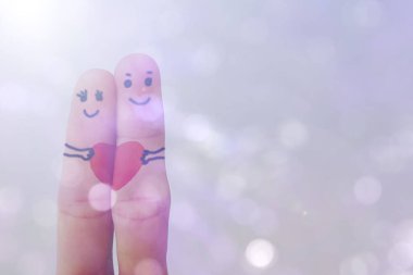 Mutlu aşkta duyguyu gösterme fikri yarat. Jest yapan sevgiliye sarıl, arka planda birlikte.