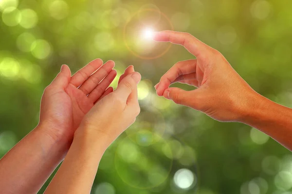 Elini Uzat Merceğe Dokun Işık Yalıtılmış Yeşil Bokeh Arkaplan — Stok fotoğraf