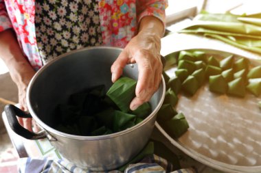 Tayland Yeni Yıl Festivali 'nden dolayı muz yapraklarına sarılmış Tayland halk tatlısı yapmak