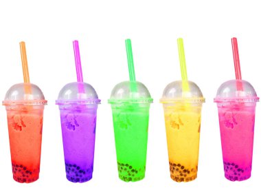 Beyaz zemin üzerinde inci sütlü çay