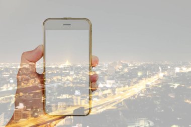 Beyaz arkaplanda izole edilmiş teknolojide kullanmak için beyaz ekranlı akıllı telefon