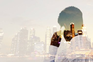 İş adamları ciddi bir yatırım için telefon ediyorlar..