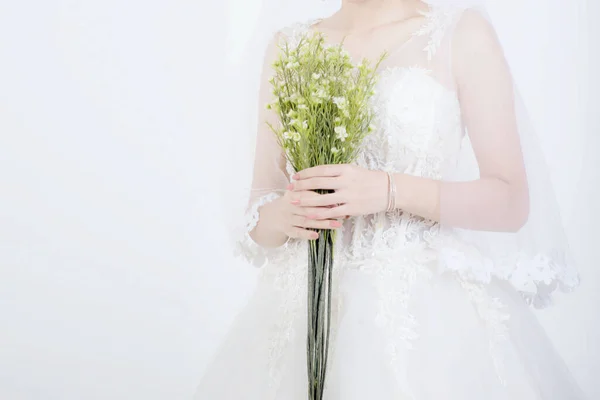 带花束的婚纱在工作室背景上的流行 — 图库照片
