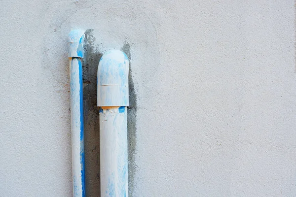 Vicino Dei Tubi Dell Acqua Del Pvc Sono Installati Dietro — Foto Stock