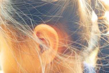 Asyalı bir kızın kafasını yakın plan çek.