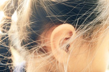 Asyalı bir kızın kafasını yakın plan çek.