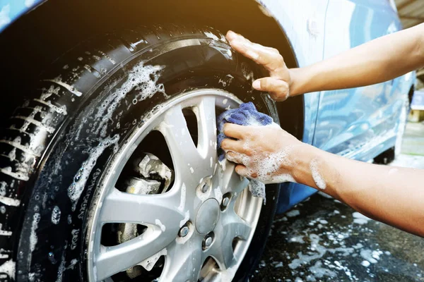 Limpieza Las Ruedas Del Coche Con Paño Microfibra Mientras Lava — Foto de Stock