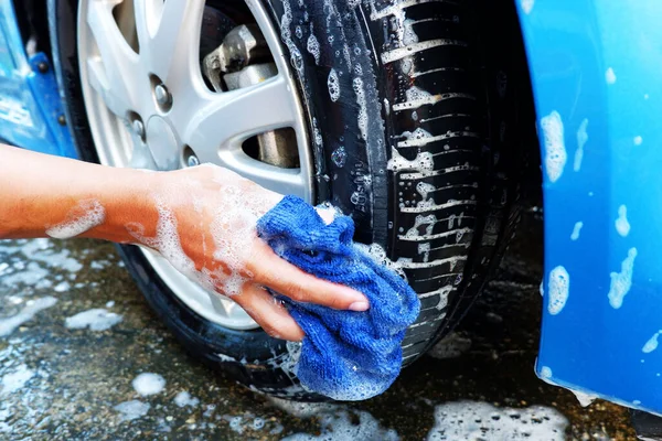 Limpieza Las Ruedas Del Coche Con Paño Microfibra Mientras Lava — Foto de Stock