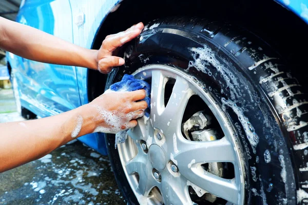 Limpieza Las Ruedas Del Coche Con Paño Microfibra Mientras Lava — Foto de Stock