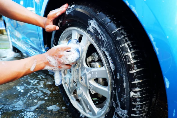 Limpieza Las Ruedas Del Coche Con Paño Microfibra Mientras Lava — Foto de Stock