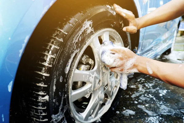 Limpieza Las Ruedas Del Coche Con Paño Microfibra Mientras Lava — Foto de Stock