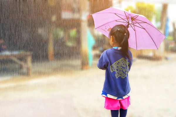 Girl Umbrella Looking Something Home Rain — Stock Photo, Image