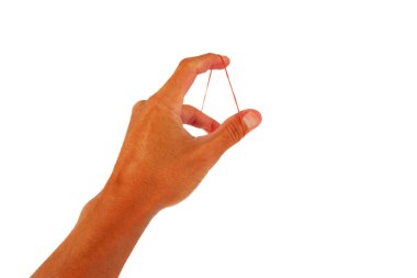 Beyaz arka planda parmak egzersizi yapan plastik lastik bant.