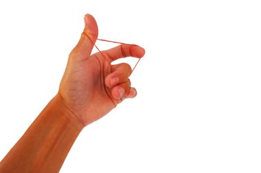Beyaz arka planda parmak egzersizi yapan plastik lastik bant.