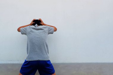 İnsan hayal kırıklığı, stres, endişe, hüzün, hüzün ve umutsuzluk yüzünden kafasını eliyle tutmak için bir jest yapıyor.
