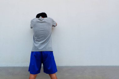 Adam üzgün, hayal kırıklığına uğramış, yorgun, umutsuzluğa kapılmış bir jest yapıyor..