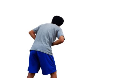 Asyalı adam beyaz arka planda izole edilmiş karın ağrısı gösteriyor..