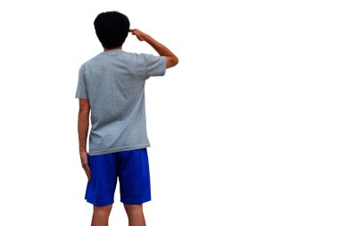 Asyalı adam beyaz arka planda izole edilmiş bir polis gibi saygı gösteriyor.