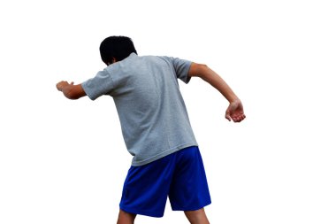 Asyalı adam, beyaz arka planda bilardo oynarken Snooker sopasının nasıl yakalandığını gösteriyor.