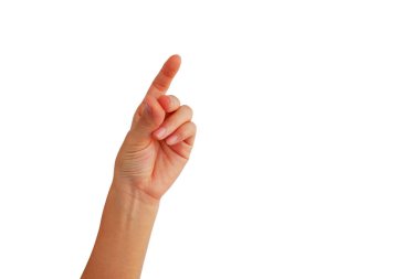 Bir kadının eli, işaret parmağıyla beyaz arka planda izole edilmiş bir şeyi gösterir.