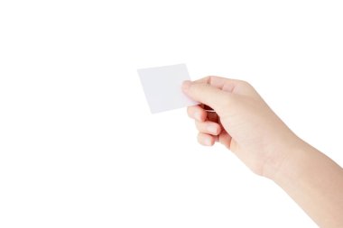 Kadının eli beyaz arka planda izole edilmiş beyaz kağıt tutmaktır.