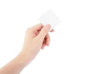 El, beyaz arkaplanda izole edilmiş beyaz not kağıdıdır.