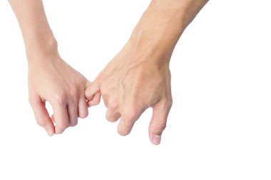 Beyaz arka planda yalıtılmış bir şekilde yürürken bir erkeğin ve kadının elleri birbirlerinin küçük parmaklarını birleştirir.