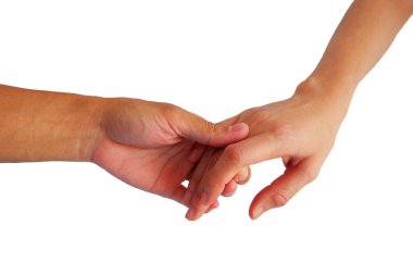 Erkeklerin ve kadınların elleri beyaz arka planda izole edilmiş aşkı göstermek için el ele tutuşurlar.