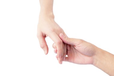 Erkeklerin ve kadınların elleri beyaz arka planda izole edilmiş aşkı göstermek için el ele tutuşurlar.