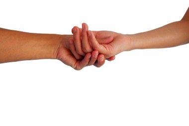 Erkeklerin ve kadınların elleri beyaz arka planda izole edilmiş aşkı göstermek için el ele tutuşurlar.