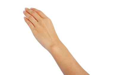 Asyalı kadının eli uzanıp beyaz arka planda izole edilmiş bir şey tutuyor.