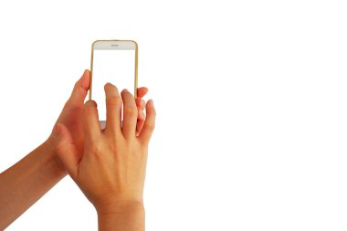 Asyalı kadının eli beyaz arka planda beyaz ekranlı akıllı telefonu tutuyor ve kullanıyor.