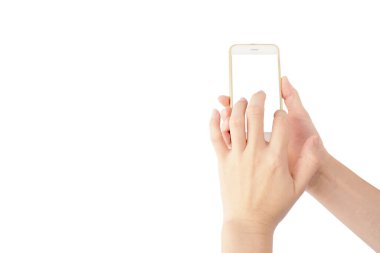 Asyalı kadının eli beyaz arka planda beyaz ekranlı akıllı telefonu tutuyor ve kullanıyor.